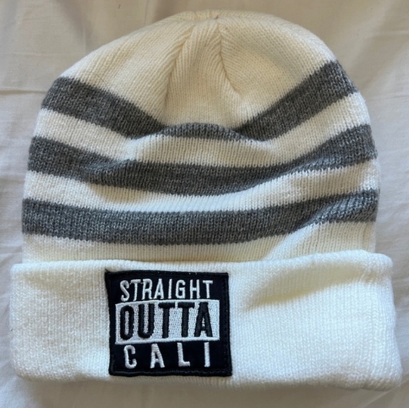 (4) PC Women's Beanie & Pom Pom Variety - Picture 16 of 16